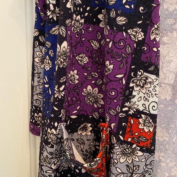 LULAROE ROBE SIZE MEDIUM FLOWER with front pockets long sleeve open front - Picture 5 of 5